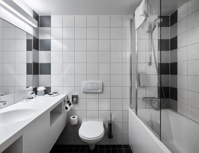 Kā stilīgi un funkcionāli iekārtot nelielu vannas istabu?